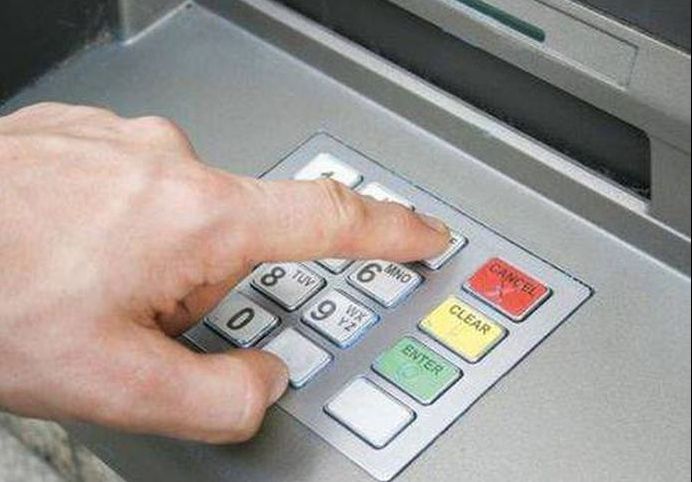 Ce se întâmplă dacă baţi codul PIN invers, în bancomat