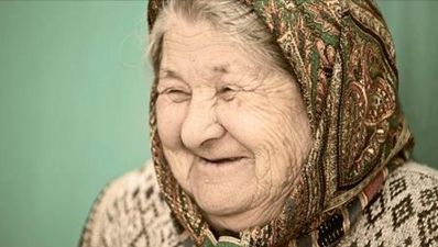 Poliţistul a întrebat-o pe această bătrânică de unde are sacul cu bani. Răspunsul ei, genial!