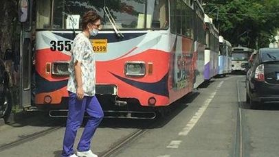 Nervi întinşi la maxim! Un şofer a blocat linia de tramvai 
