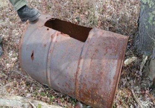 Au găsit un butoi ruginit în pădure. Credeau că e plin de gunoi.Au avut un șoc când s-au uitat în el