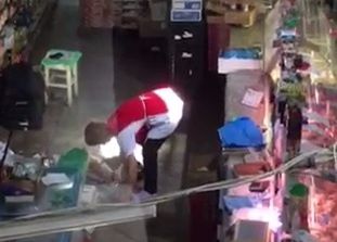 Halucinant! Carne aruncată pe jos, apoi pusă în vitrină, la vânzare, într-un magazin alimentar