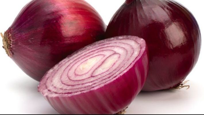 Ceapa roşie este o minune de la natură. Iată de ce este mult mai sănătoasă decât cea albă
