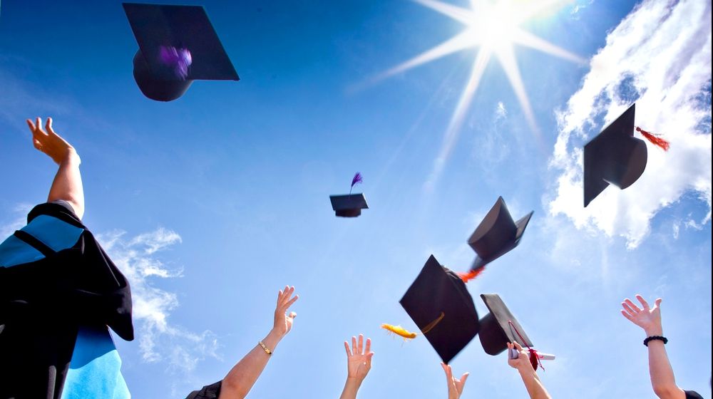 Cele mai nefolositoare facultăți. Te angajezi greu după absolvire și ai salariu mic