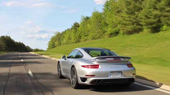 Au tras pe dreapta un Porsche care gonea pe autostradă. Surpriză! Cine conducea