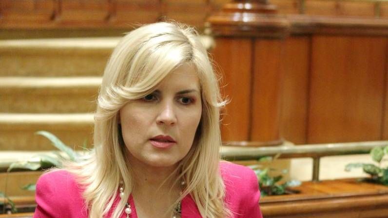 Elena Udrea, plângând, despre denunţătoarea sa: Singurul om pe care l-am susţinut într-o funcţie