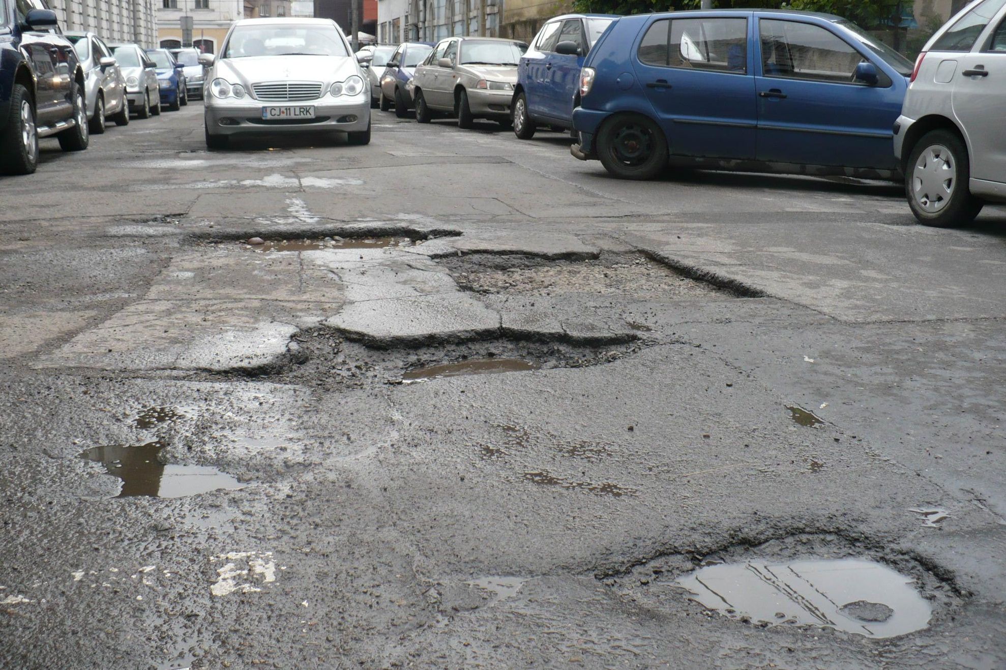 Cât costă gropile din Bucureşti. Greii asfaltului, tunuri la Primărie