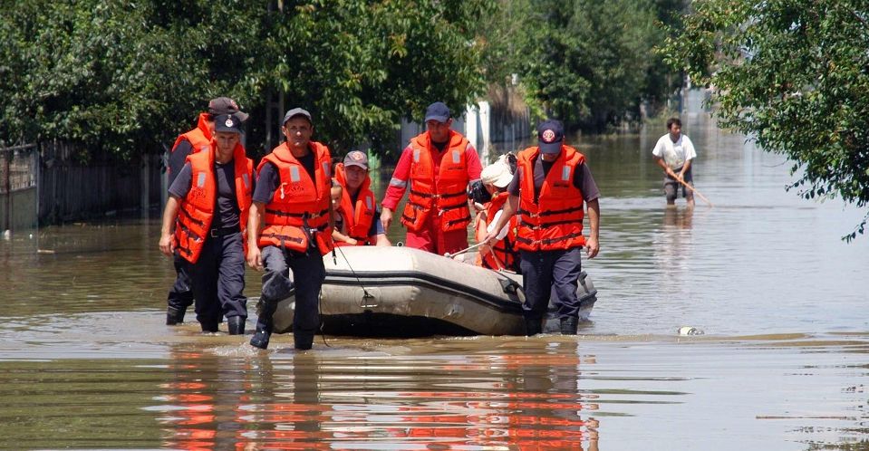 INUNDAȚII în Vestul țării. Viituri de 2 metri, sate izolate, oameni salvați de ISU în Cluj și Arad