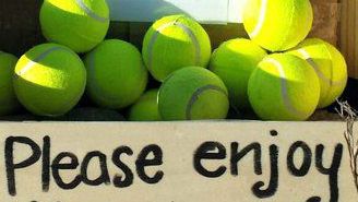 A lăsat pe plajă o cutie plină cu mingi de tenis. Semnificaţia gestului său e emoţionantă