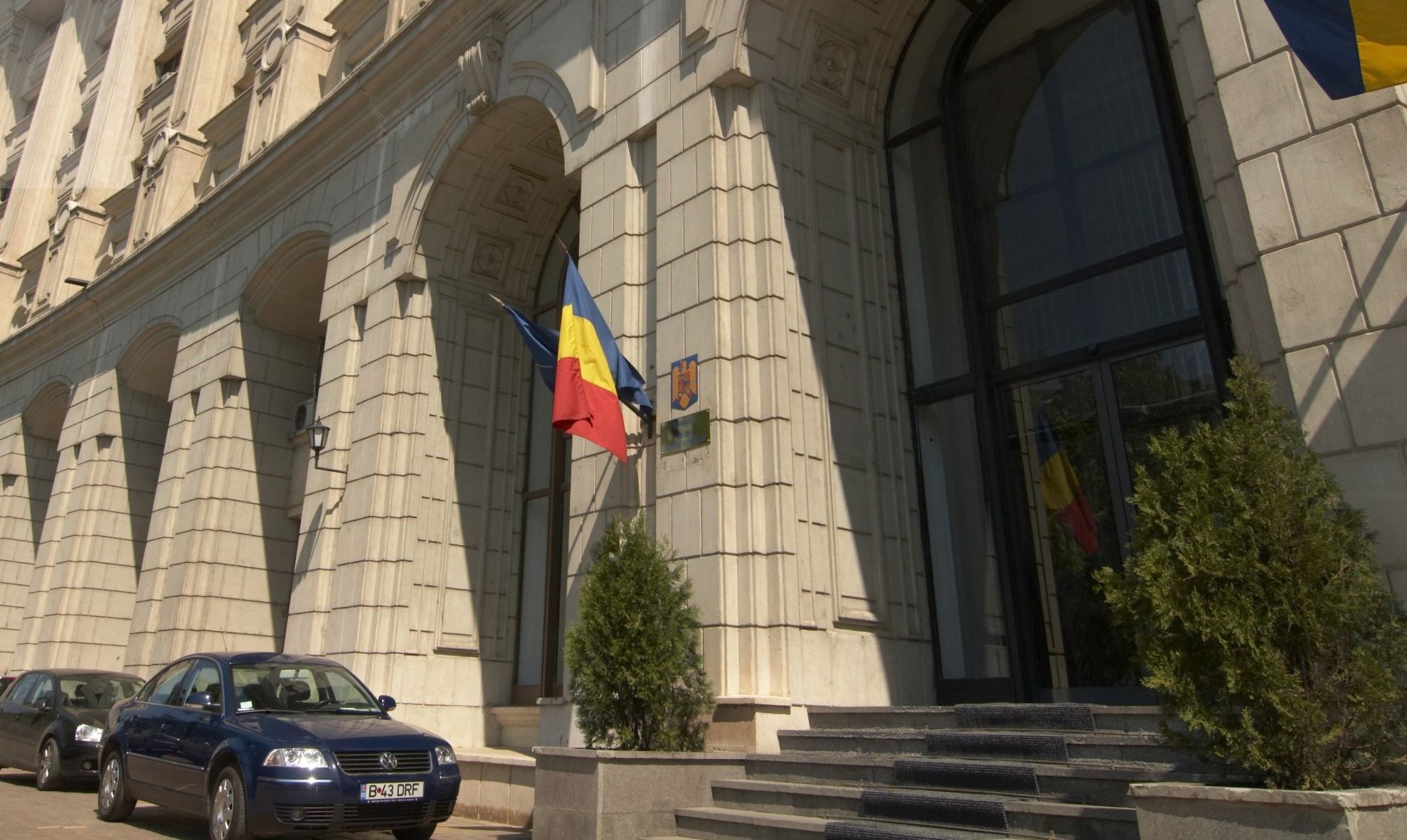 Statul dă afară, tot el angajează! 10 pentru președinția UE