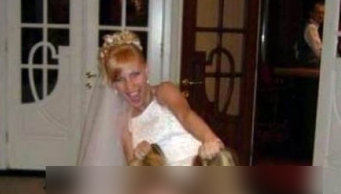 Ce nuntă de nebuni! Mireasa s-a îmbătat şi şi-a bătut joc de domnişoara de onoare. A pus-o jos şi...
