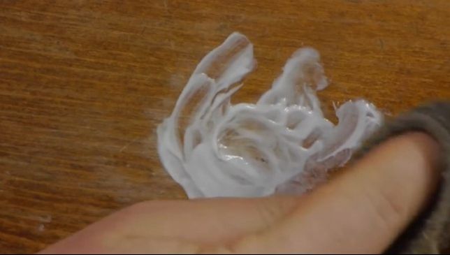 A aplicat pastă de dinți pe un scaun de lemn. Motivul este genial! Trucul te scoate din încurcătură