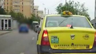 Un şofer depăşeşte pe contrasens şi loveşte o femeie. Imagini terifiante 