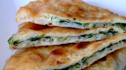 REŢETE DE POST. Plăcintă cu ceapă verde şi mărar. E delicioasă!