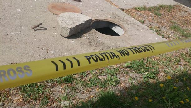 A decis să coboare în canal să verifice instalația. A înghețat de spaimă după ce a ridicat capacul