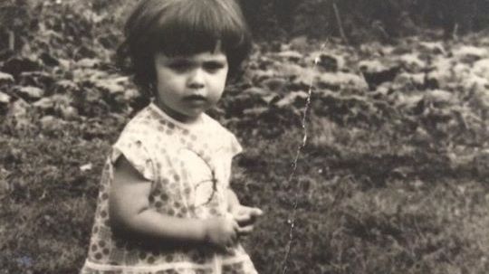 Acum o vezi tot timpul la televizor, dar iată cum arăta în copilărie. O recunoşti?