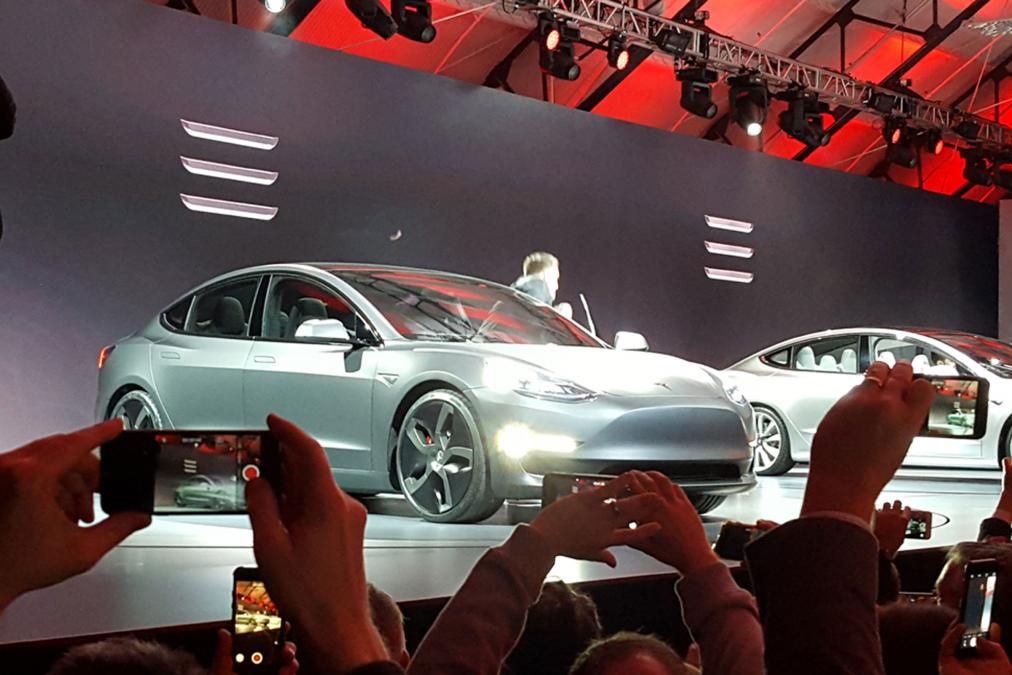 Tesla sedan 3 are precomenzi record. Producţia auto începe din 2017 