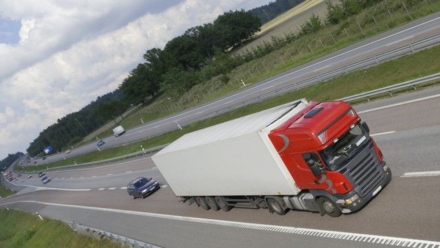 Un şofer de TIR conducea pe autostradă, cu viteză. Deodată, s-a ridicat, a deschis portiera şi...