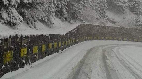 NINGE ca în poveşti în România! Strat de zăpadă de 30 cm şi viscol puternic