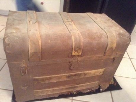 După moartea bunicului, au găsit în pivniţă un cufăr misterios. Ce conţinea cufărul e de NEIMAGINAT