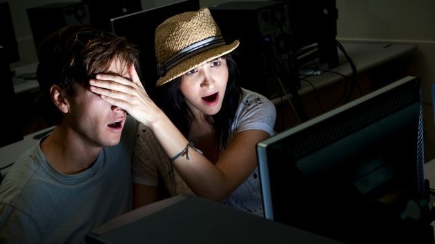 Studiu: Cei care se uită la filme porno în mod regulat devin mai religioşi