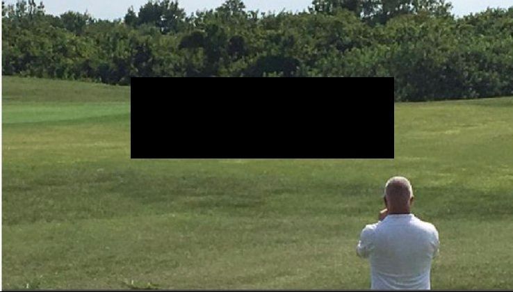 Lovea mingea de golf când a zărit umbra. A ridicat privirea și s-a cutremurat. A luat crosa, dar...