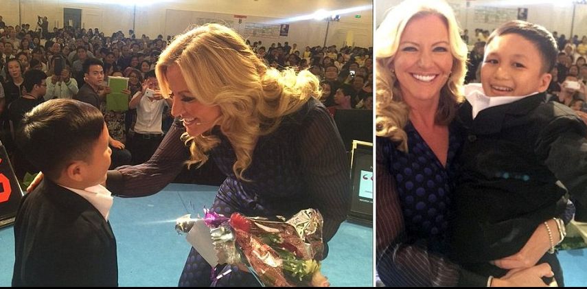 Un băiat se apropie de ea cu flori și îl ia în brațe. Apoi află cine e, de fapt, copilul.S-a rușinat