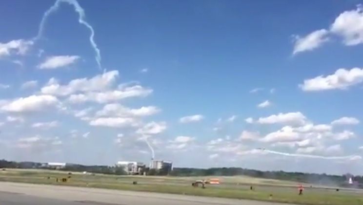 Avion prăbuşit în timpul unui show aviatic, în faţa publicului. "Acoperiţi ochii copiilor!"