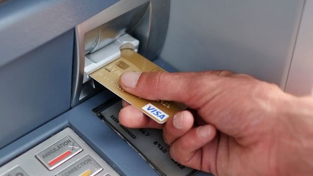 S-a trezit cu 4 milioane de dolari în cont. Ce a urmat seamănă cu un scenariu de film