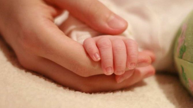 Femeia care şi-a abandonat bebeluşul lângă o pubelă, în Capitală a fost reținută