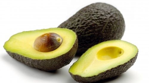 Cum se curăţă corect un avocado