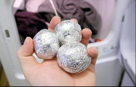 A băgat câteva bile din folie de aluminiu în mașina de spălat. Rezultatul e fabulos