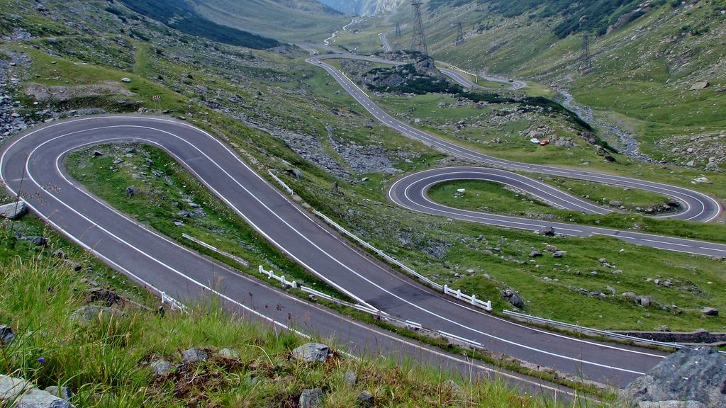 Accident grav pe Transfăgărăşan. Două persoane, rănite