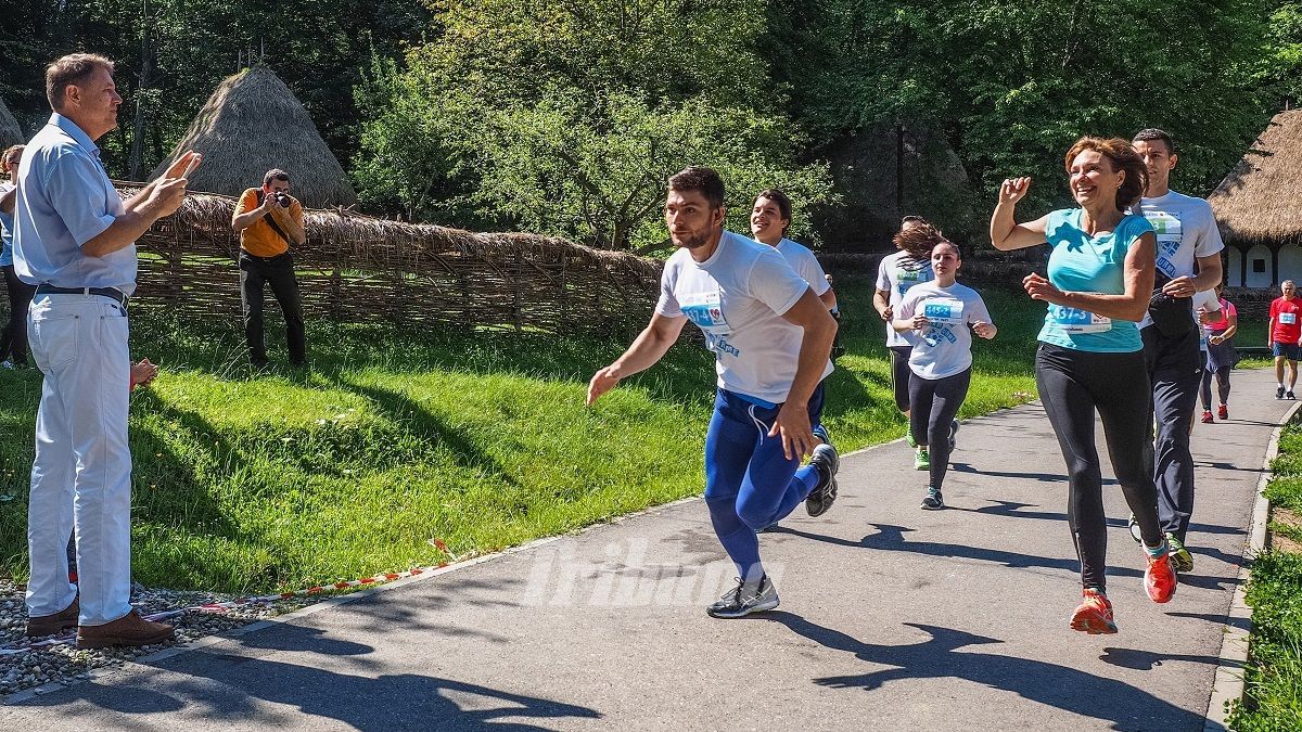Iohannis, în ipostază inedită. A venit pe bicicletă să-şi încurajeze soţia la Semimaratonul Sibiului