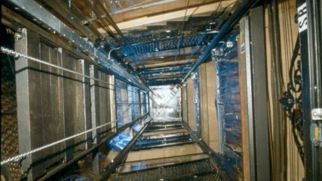 Accident dramatic la un supermarket din Ploieşti: o femeie a căzut 3 metri în gol, în casa liftului