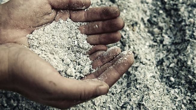 Şi-a acoperit tot corpul cu cenuşă şi s-a vindecat. Iată de ce boală cumplită suferea