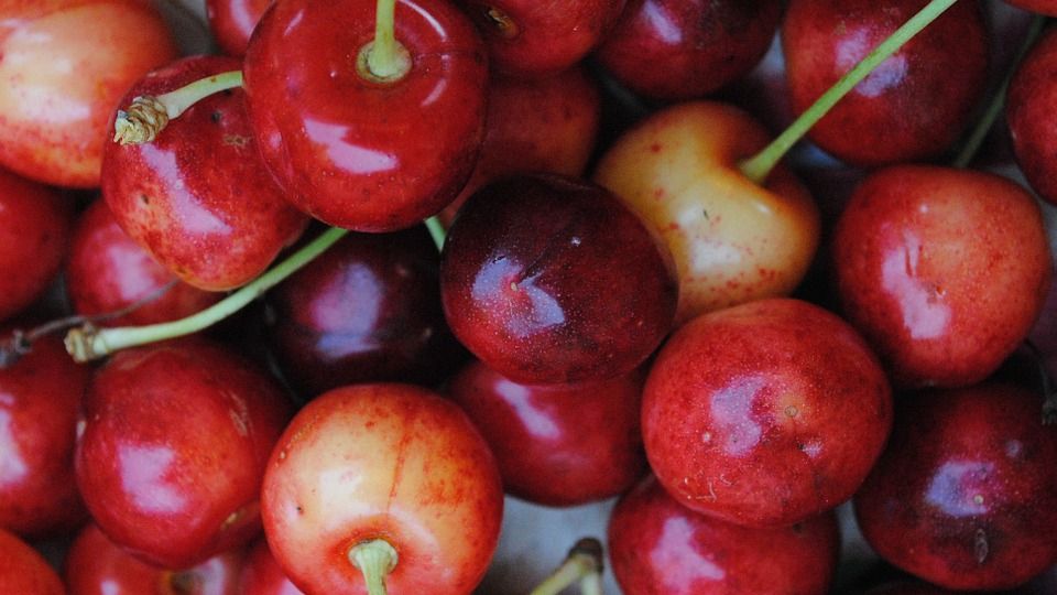 Au apărut cireşele la piaţă. Ai cumpărat? Iată de ce e bine să mânănci aceste fructe