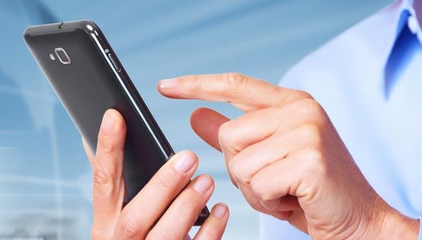 Folosești smartphone-ul pe întuneric? Uite la ce afecțiune gravă te expui