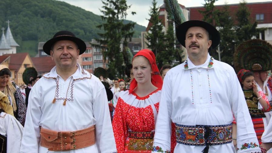 Vasile Dâncu, apariţie spectaculoasă. A purtat costum popular şi pălărie cu pene de păun