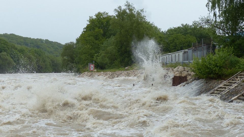 Cod galben de INUNDAŢII în nouă judeţe din ţară. Cât timp rămâne în vigoare