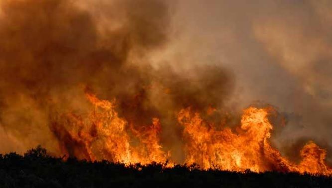 Incendiu devastator, în Canada. Pompierii nu-l pot stinge, aşteaptă să plouă!