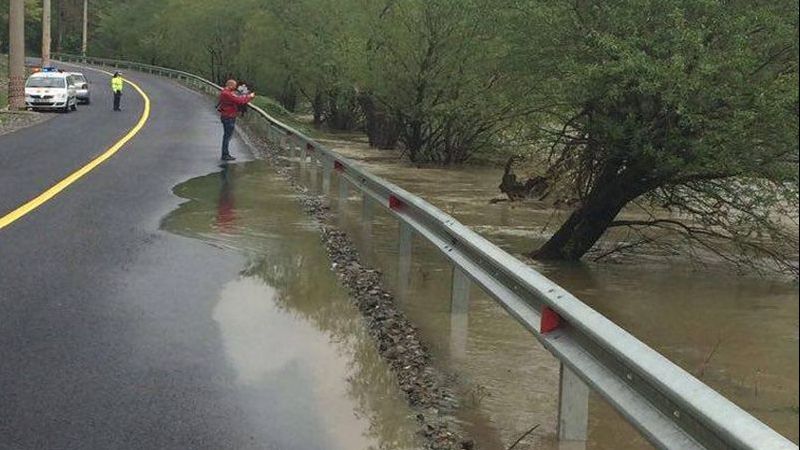 Inundații pe Valea Oltului. Traficul este îngreunat
