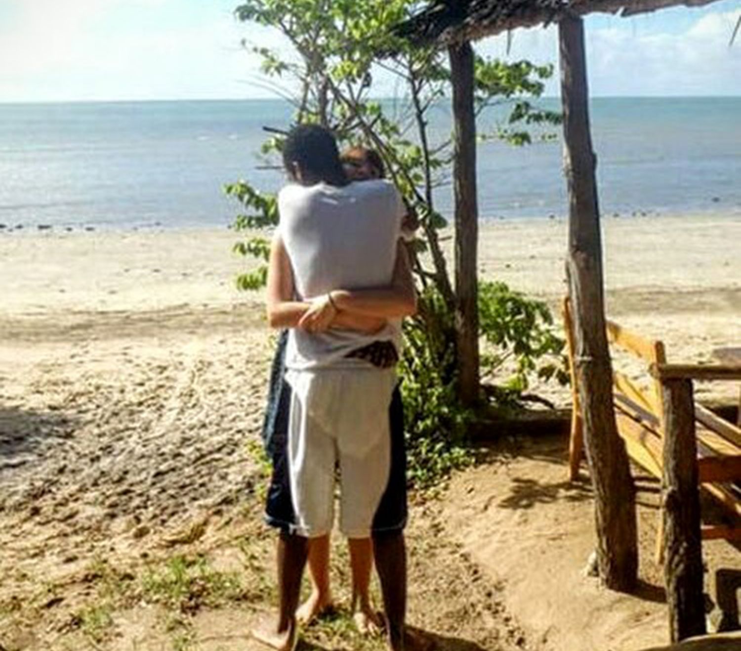 Îţi dai seama cui aparţin picioarele din imagine? Iluzia optică care creează confuzie 