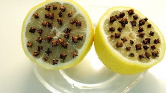 A tăiat o lămâie pe jumătate, apoi a înfipt cuișoare în pulpa fructului. Efectul e peste așteptări