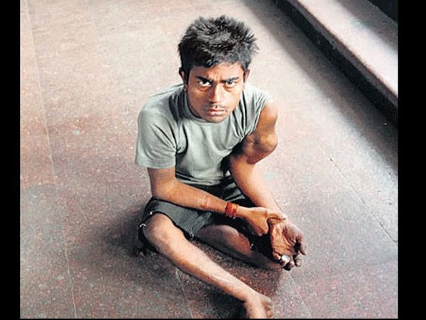 Milionarul care cerșește pe străzi. Are patru conturi în bănci și o locuință de lux