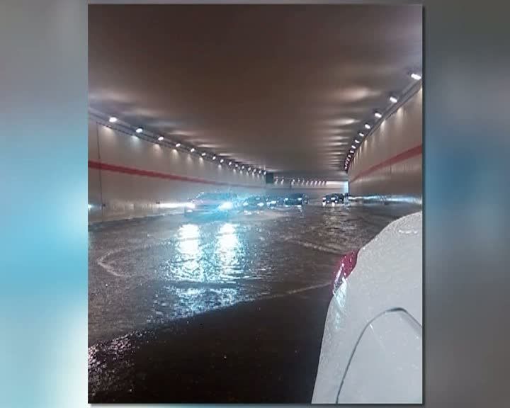 Pasajul de la Casa Presei este inundat în urma ploii din această seară