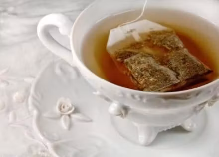 NU le mai arunca! Uite ce poţi să faci cu pliculeţele de ceai după ce le foloseşti 