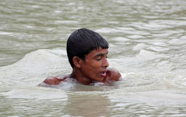 Şi-a riscat viaţa pentru a-l scoate din apă. Când au văzut ce ţinea în mână, au plâns!