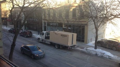 Ce se afla în cel mai mare colet primit prin curier. Vecinii au rămas cu gura căscată