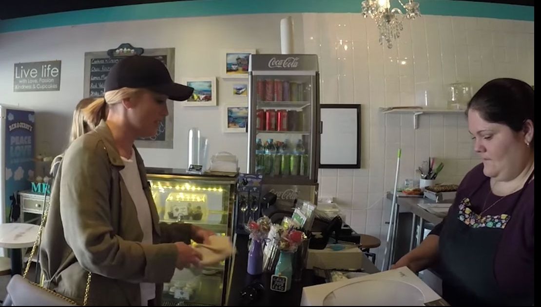 Clienta s-a întors cu produsul la magazin. Vânzătoarea a deschis cutia și... ȘOC!Nu mai avea cuvinte