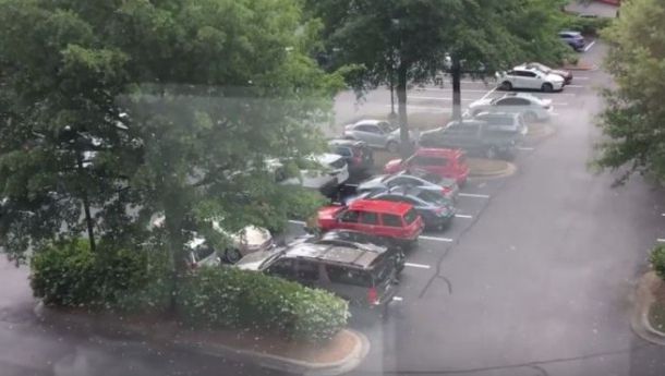 Credea că plouă. S-a apropiat de fereastră și a rămas șocat. Nu se aștepta să vadă așa ceva